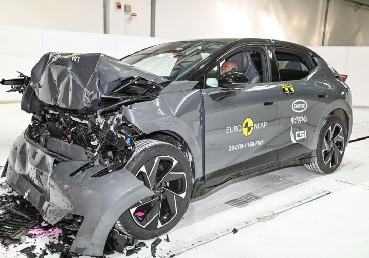 Le crossover coupé électrique Lynk & Co 02 obtient cinq étoiles aux crash-tests Euro NCAP 2025