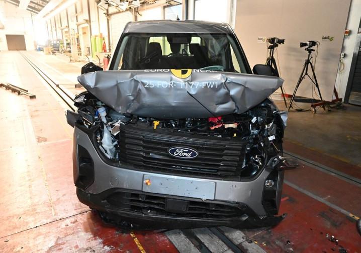 Le ludospace Ford Tourneo Courier obtient quatre étoiles sur cinq possibles aux crash-tests Euro NCAP 2025