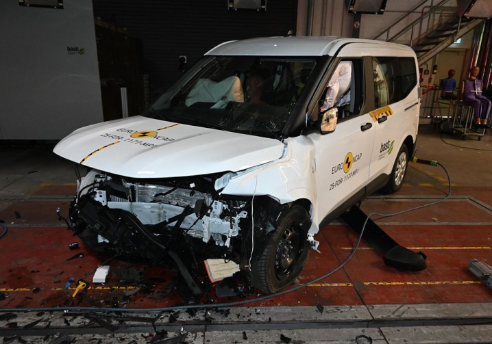 Le ludospace Ford Tourneo E-Courier obtient quatre étoiles sur cinq possibles aux crash-tests Euro NCAP 2025