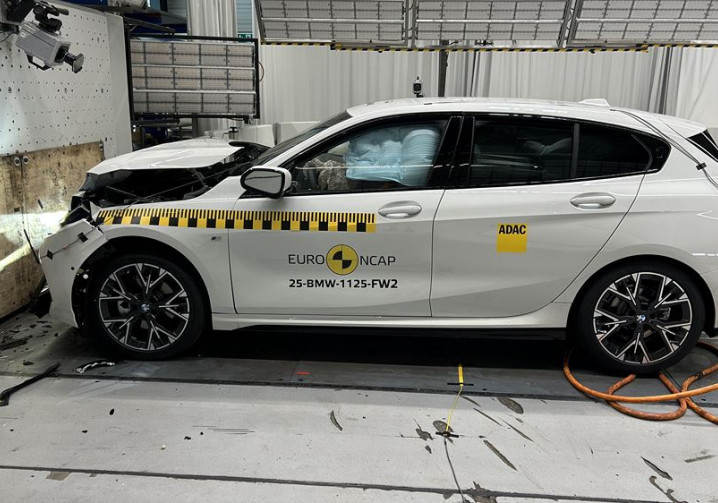 La berline compacte BMW Série 1 obtient quatre étoiles sur cinq possibles aux crash-tests Euro NCAP 2025