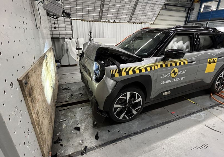 Le SUV urbain électrique Mini Aceman obtient cinq étoiles aux crash-tests Euro NCAP 2025