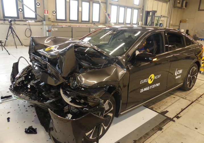 La grande berline électrique Mazda 6e obtient cinq étoiles aux crash-tests Euro NCAP 2025