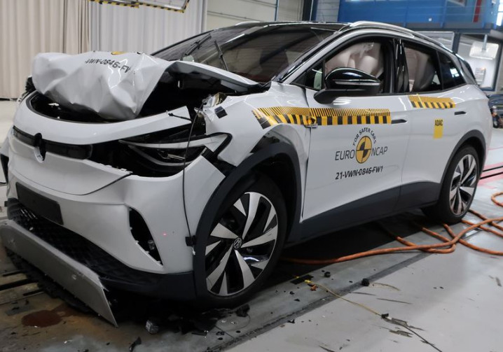 Le SUV compact électrique Volkswagen ID.4 obtient cinq étoiles aux crash-tests Euro NCAP 2025