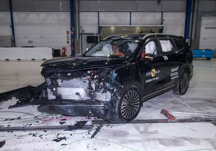 Le SUV familial sept places Ebro s800 crédité de cinq étoiles aux crash-tests Euro NCAP 2025