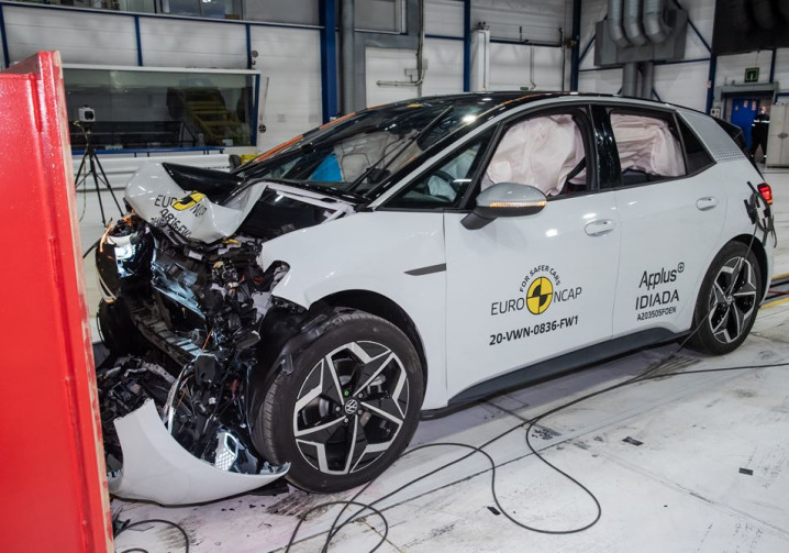 La berline compacte électrique Volkswagen ID.3 obtient cinq étoiles aux crash-tests Euro NCAP 2025