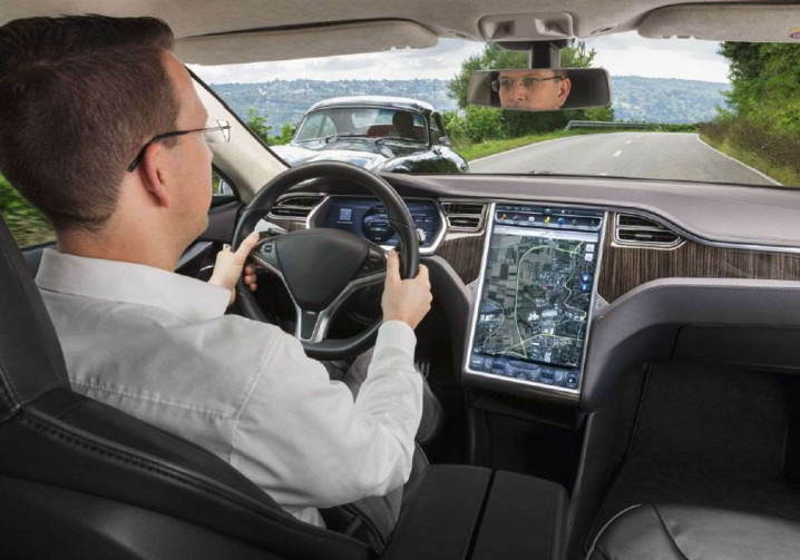 Les commandes et écrans tactiles représentent une source de distraction importante au volant