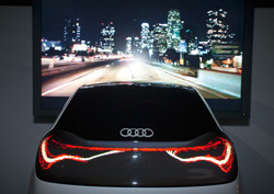 Audi développe la technologie de l’essaim de diodes électroluminescentes organiques
