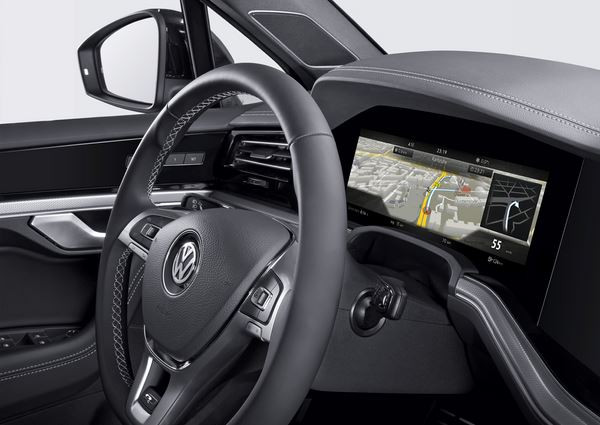 Un combiné d’instrumentation numérique incurvé équipe le Volkswagen Touareg