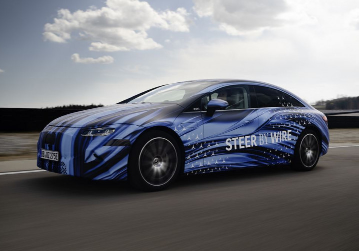Le système de direction électrique Mercedes-Benz ne nécessite pas de liaison mécanique entre le volant et les roues avant