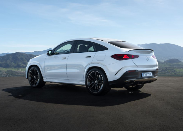 Le Mercedes-Benz GLE Coupé affiche une ligne dynamique avec des vitres latérales allongées
