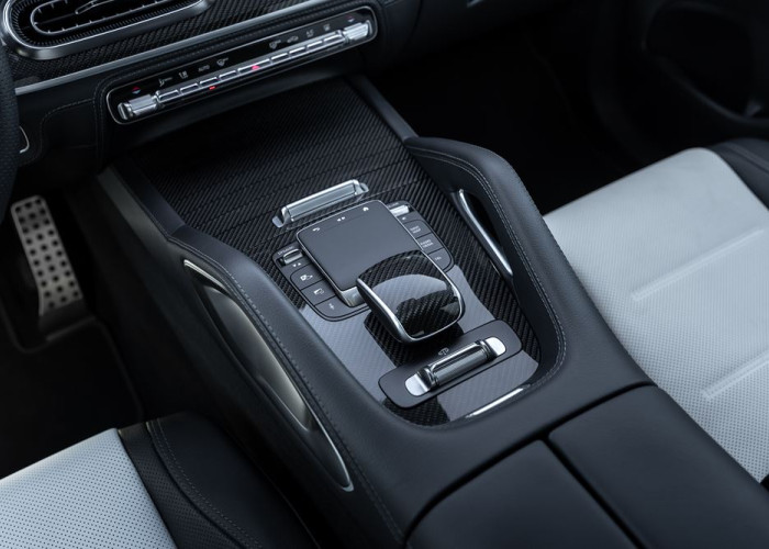 Le Mercedes-Benz GLE Coupé affiche une ligne dynamique avec des vitres latérales allongées