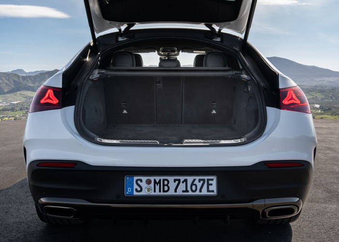 Le Mercedes-Benz GLE Coupé affiche une ligne dynamique avec des vitres latérales allongées