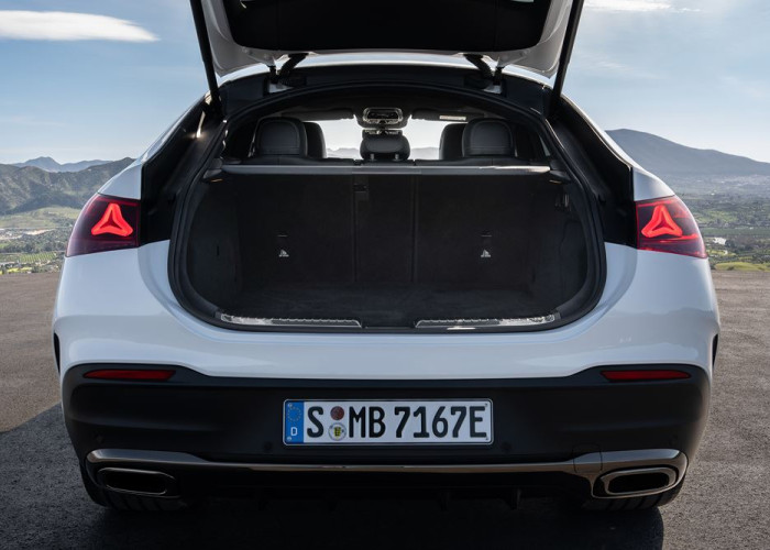 Le Mercedes-Benz GLE Coupé affiche une ligne dynamique avec des vitres latérales allongées