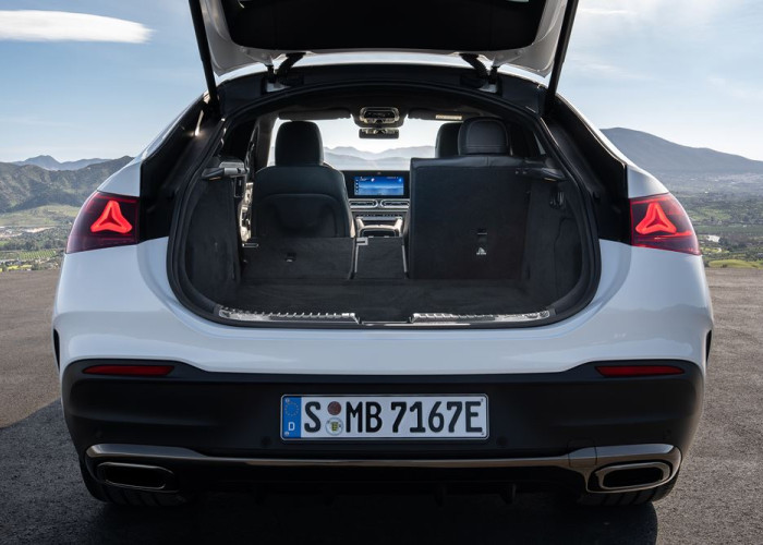 Le Mercedes-Benz GLE Coupé affiche une ligne dynamique avec des vitres latérales allongées