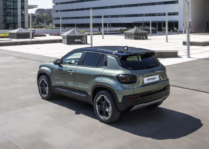 La Jeep Avenger revisitée s'offre une calandre à sept fentes renforcée par un rétroéclairage à LED