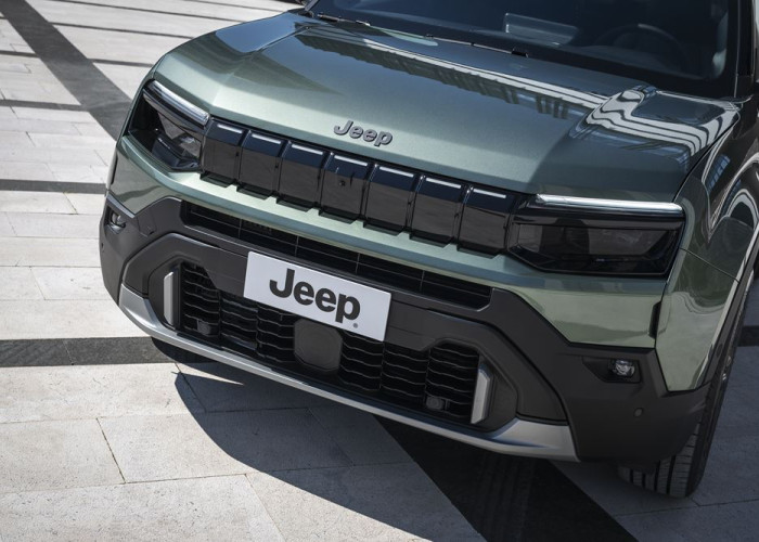 La Jeep Avenger revisitée s'offre une calandre à sept fentes renforcée par un rétroéclairage à LED