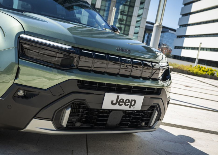 La Jeep Avenger revisitée s'offre une calandre à sept fentes renforcée par un rétroéclairage à LED