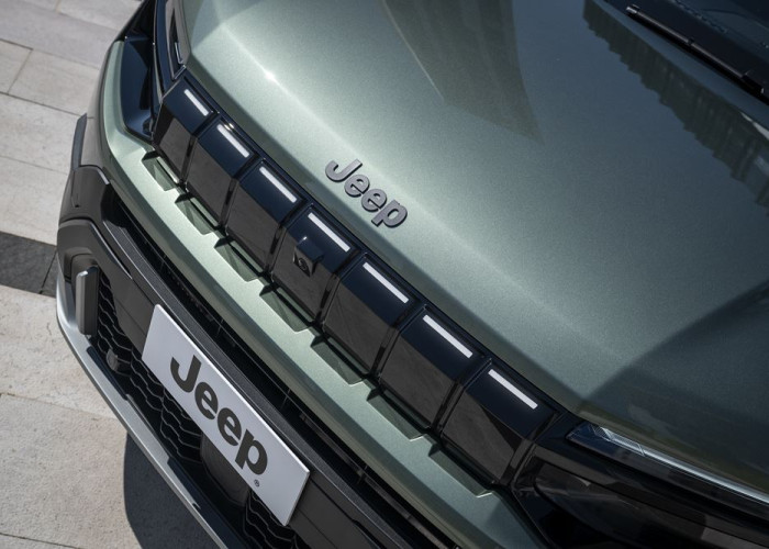 La Jeep Avenger revisitée s'offre une calandre à sept fentes renforcée par un rétroéclairage à LED