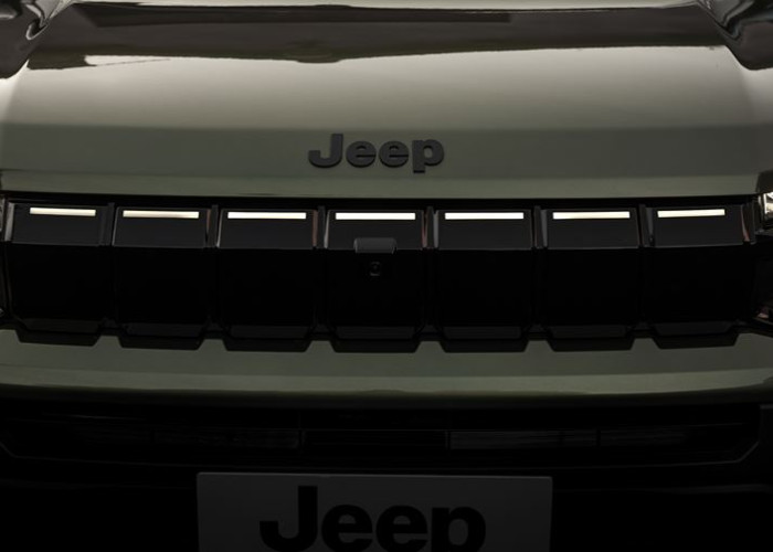 La Jeep Avenger revisitée s'offre une calandre à sept fentes renforcée par un rétroéclairage à LED