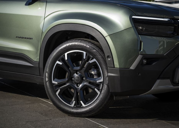 La Jeep Avenger revisitée s'offre une calandre à sept fentes renforcée par un rétroéclairage à LED
