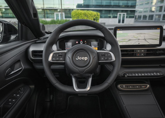 La Jeep Avenger revisitée s'offre une calandre à sept fentes renforcée par un rétroéclairage à LED