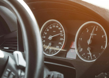 L’excès de vitesse d’au moins 50 km/h au-dessus de la vitesse autorisée devient un délit