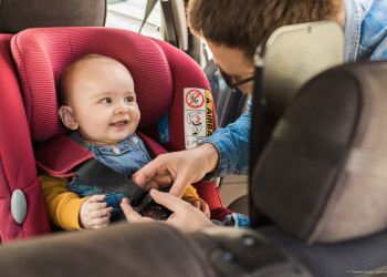 Comment sécuriser correctement un enfant dans un véhicule