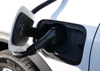 Comment préserver la santé de la batterie d'un véhicule électrique lors des pics de chaleur ?