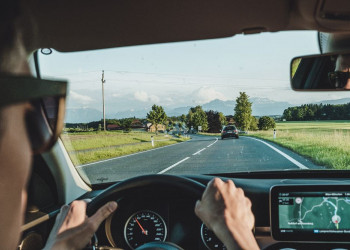 La voiture est le moyen de transport indémodable et préféré des Français pour les vacances d'été 2024