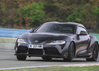 La Toyota GR Supra Final Edition élue Sportive de l'année 2025 par le magazine Échappement