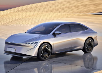 La Nissan Evo Concept est une berline familiale hybride rechargeable