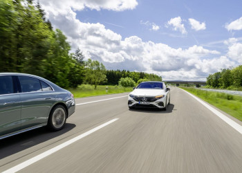 La fonction de changement de voie automatique permet de dépasser un véhicule plus lent devant