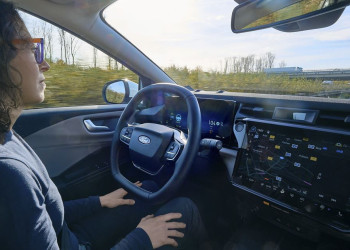 La conduite Ford BlueCruise permet la conduite autoroutière "mains libres, yeux sur la route"