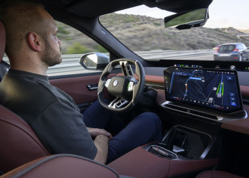 Le BMW Highway Assistant permet une conduite assistée sans les mains sur le volant sur autoroute dans un nombre croissant de pays