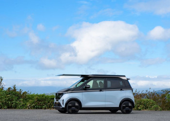 La Nissan Sakura « Ao-Solar Extender » dispose d'un système photovoltaïque extensible installé sur le toit