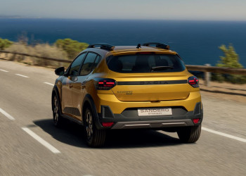 La berline polyvalente typée outdoor Dacia Sandero Stepway passe à l'hybride