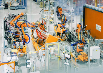 Un automate programmable virtuellement contrôle la production dans l'atelier de carrosserie Audi