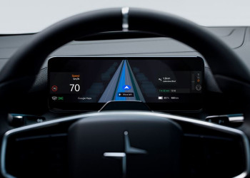 La navigation Google Maps permet la visualisation des voies en direct sur l'écran conducteur