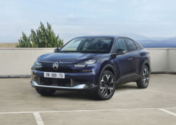 La berline quatre portes élancée Citroën C4 X bénéficie d'une face avant plus moderne