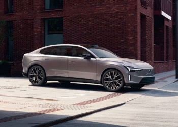 La grande routière électrique Volvo ES90 affiche un profil de coupé légèrement surélevé