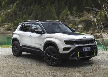 La Jeep Avenger 4xe embarque une transmission intégrale pour les surfaces abruptes et difficiles