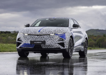 Le sport fastback électrique Alpine A390 effectue ses derniers tests de comportement sur piste mouillée