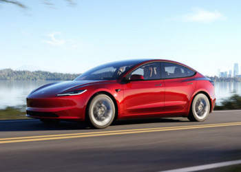 La berline de taille intermédiaire électrique Tesla Model 3 bénéficie d'améliorations