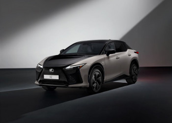 Le Lexus RZ 550e F Sport de 408 ch embarque une boîte de vitesses manuelle interactive