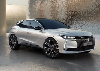 La berline compacte DS N°4 s'appuie sur une signature lumineuse technologique