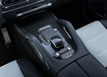 Le Mercedes-Benz GLE Coupé affiche une ligne dynamique avec des vitres latérales allongées