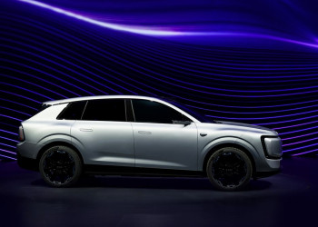 L'AUDI E7X électrique affiche une silhouette imposante de grand SUV