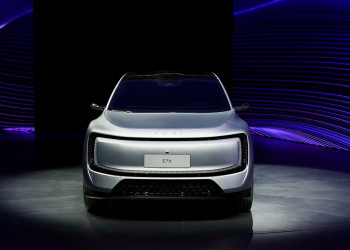 L'AUDI E7X électrique affiche une silhouette imposante de grand SUV
