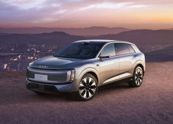 L'AUDI E7X électrique affiche une silhouette imposante de grand SUV