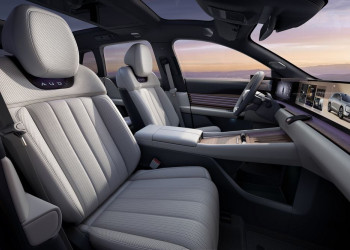 L'AUDI E7X électrique affiche une silhouette imposante de grand SUV